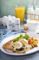 Eier Benedikt mit Focaccia und Kartoffeln foto