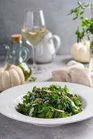 Herbstkohlsalat mit Fenchel und Kürbiskernen foto