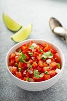 hausgemachter Pico de Gallo mit Limette foto