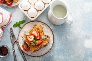 französische Toasts mit Erdbeeren und Puderzucker foto