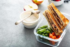 Lunch-Container mit Mittagessen zum Mitnehmen für Kinder oder Erwachsene foto