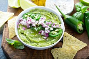 Guacamole mit roten Zwiebeln und Jalapenopfeffer foto