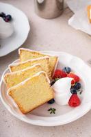 Klassischer Vanille- oder Zitronenpfannkuchen, serviert mit frischen Beeren und Schlagsahne foto