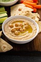 hausgemachter Hummus mit Fladenbrot foto