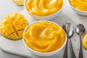 Mango-Eiscreme oder Nice Cream, gemischtes gefrorenes Mango-Dessert foto