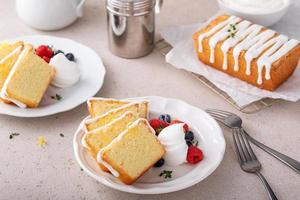 Klassischer Vanille- oder Zitronenpfannkuchen, serviert mit frischen Beeren und Schlagsahne foto