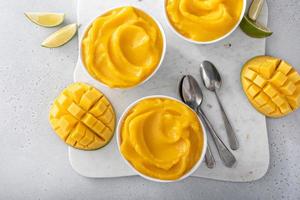 Mango-Eiscreme oder Nice Cream, gemischtes gefrorenes Mango-Dessert foto