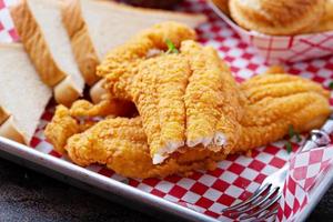 Gebratener Südfisch mit Toast foto