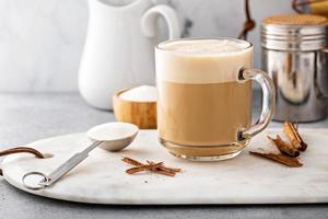 kaffee mit kollagenpulver und butter, gesunder ketokaffee foto