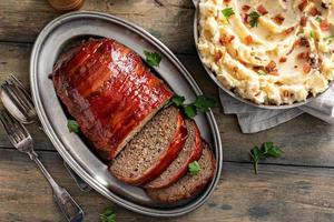 Hackbraten mit Kartoffelpüree und grünen Bohnen foto