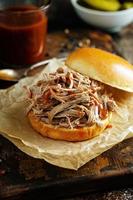 Pulled Pork Sandwich auf einem Briochebrötchen foto