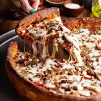 Deep Dish-Fleisch-Pizza foto