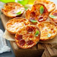 Mini-Peperoni-Käse-Pizzen foto