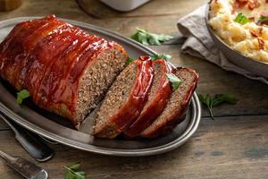 Hackbraten mit Kartoffelpüree und grünen Bohnen foto