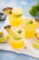 ananas-limetten-cocktail, margarita in kleinen gläsern foto