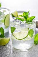 erfrischender Sommer-Mojito-Cocktail foto