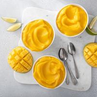 Mango-Eiscreme oder Nice Cream, gemischtes gefrorenes Mango-Dessert foto