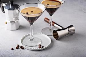 Espresso Martini in zwei Gläsern foto