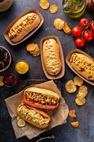 verschiedene Hot Dogs mit Ketchup und Senf foto