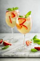 Sommerweiße Sangria mit Erdbeeren foto