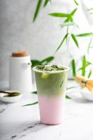 kalter matcha latte in einem hohen glas auf marmor foto