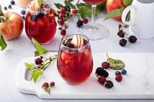 fall berry and apple sangria in ein glas mit eis foto