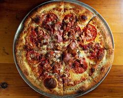 Pizza mit Peperoni und Schinken foto
