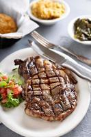 südländisches gegrilltes Steak mit Beilagen foto