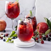 fall berry and apple sangria in ein glas mit eis foto