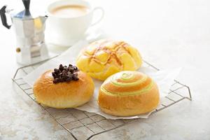 verschiedene Frühstücksbrötchen mit Kaffee foto