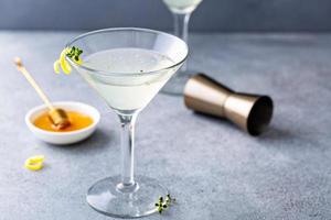 Honig und Thymian Lemon Drop Martini foto