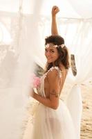 junge schöne braut, die hochzeit am strand feiert foto