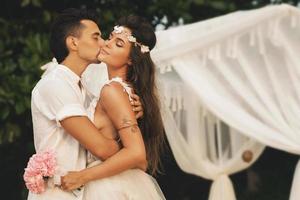 Schönes Ehepaar feiert seine Hochzeit am Strand foto