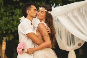 Schönes Ehepaar feiert seine Hochzeit am Strand foto