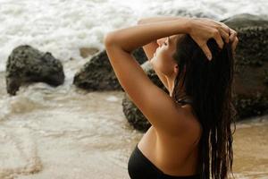 Frau mit nassen Haaren am Strand foto