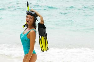 schöne junge Frau nach dem Schnorcheln am Strand foto