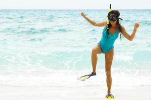 schöne junge Frau nach dem Schnorcheln am Strand foto