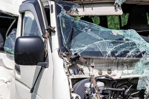 Details des zertrümmerten Minivans nach schwerem Autounfall foto