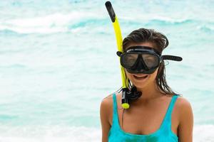 Frau im Meer beim Schnorcheln im blauen Wasser foto