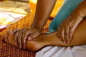 Nahaufnahme der weiblichen Füße während der traditionellen Thai-Massage foto