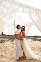 Glückliches Ehepaar feiert seine Hochzeit am Strand von Tropical Island foto