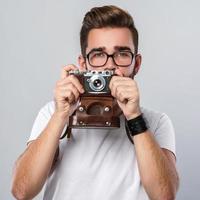 Fotograf Mann mit Retro-Kamera im Studio foto