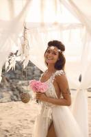 junge schöne braut, die hochzeit am strand feiert foto