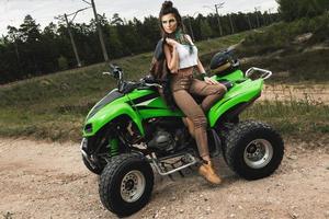 stilvolle und schöne frau und das atv foto