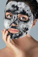 Frau mit Bubble-Sheet-Maske im Gesicht foto