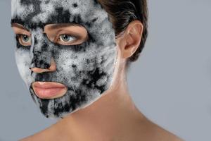 Frau mit Bubble-Sheet-Maske im Gesicht foto