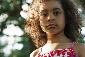 Porträt eines ernsthaften schwarzen Mädchens in einem Park foto