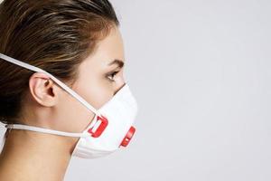 junge Frau trägt eine Gesichtsmaske zum Schutz vor Viren foto