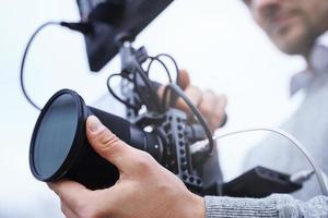 Videofilmer mit einem modernen spiegellosen Kamera-Rig foto