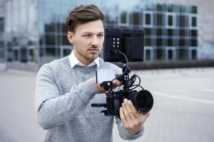 professioneller Videofilmer mit einem modernen Kamera-Rig foto